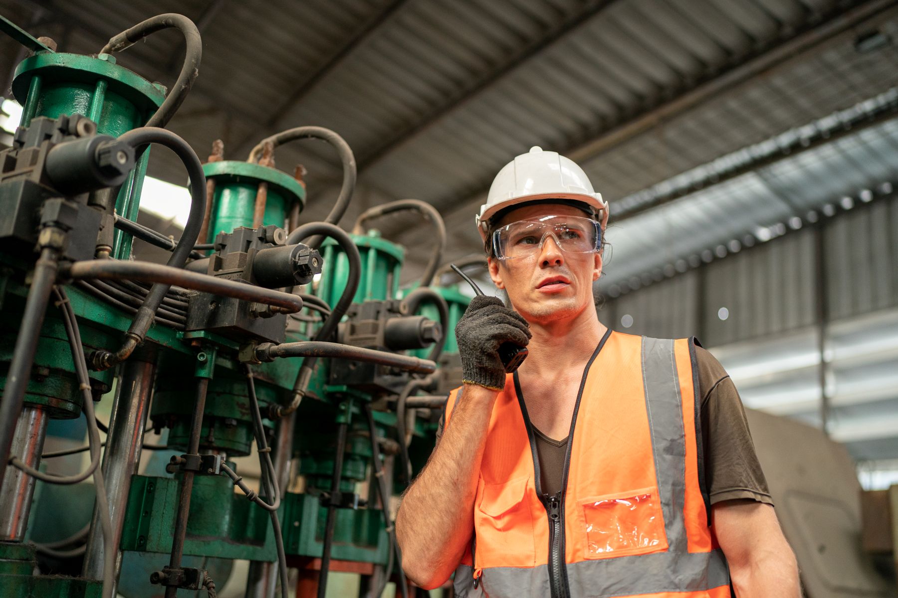 Arbeiter mit Gehörschutz